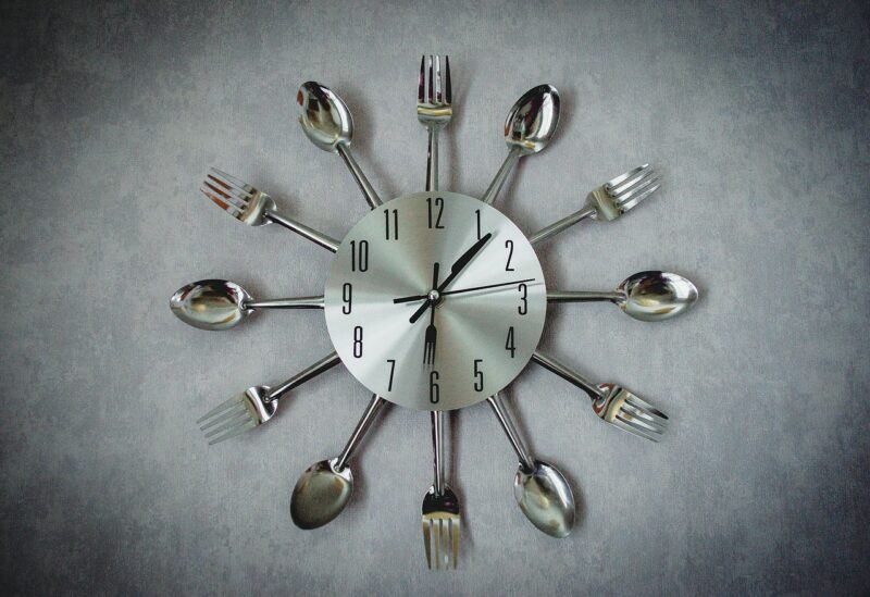 食器で作られた時計
