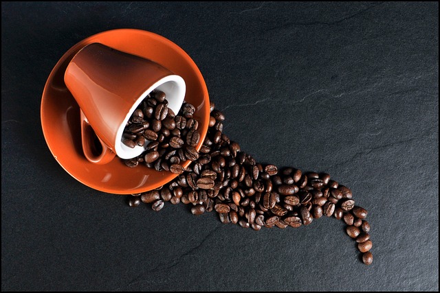マグカップからコーヒー豆が溢れている